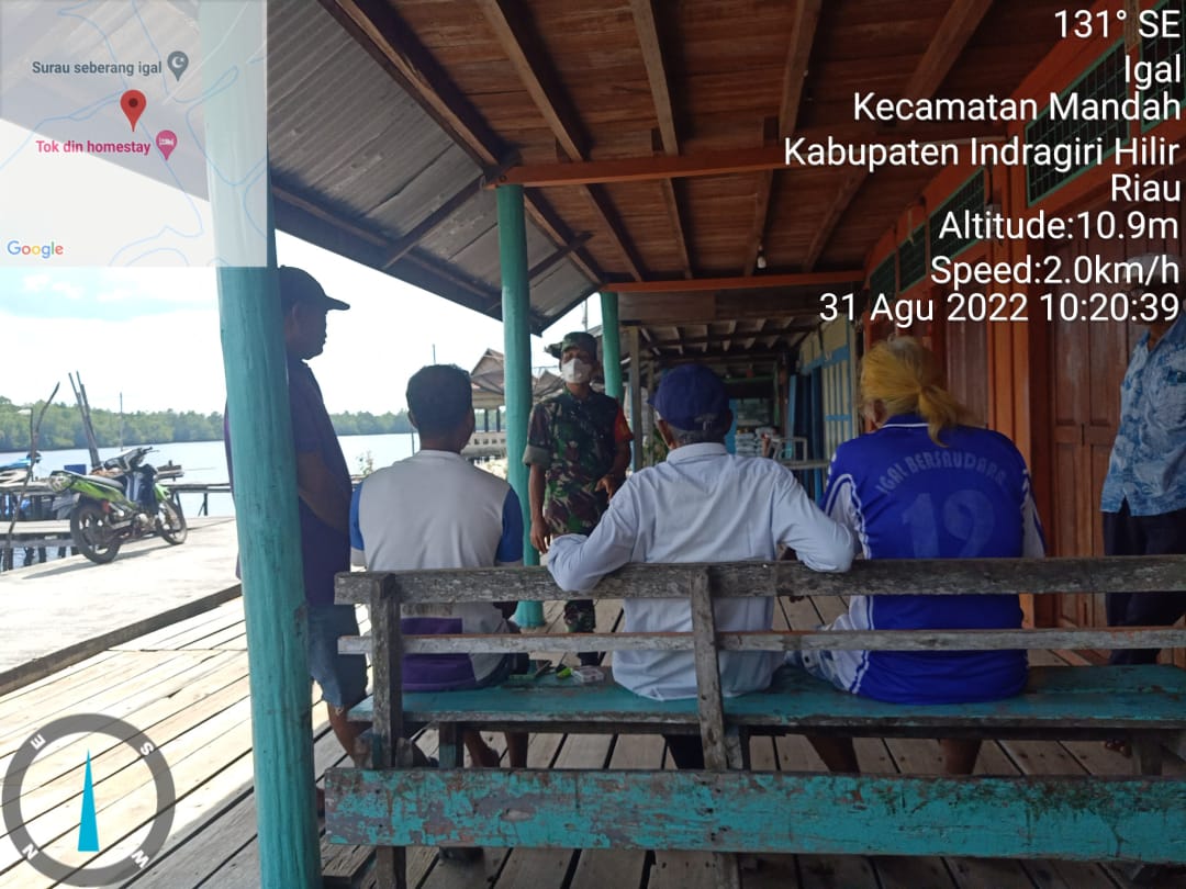 Serma H.Situmorang Babinsa Koramil 08/Mandah Lakukan Sosialisasi di Pasar Pelabuhan Desa Igal