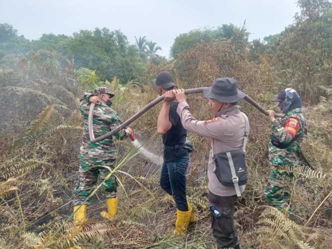 Danramil 11/Pulau  Burung Pimpin Pendinginan Titik Api di Parit Tegak Dusun Danai