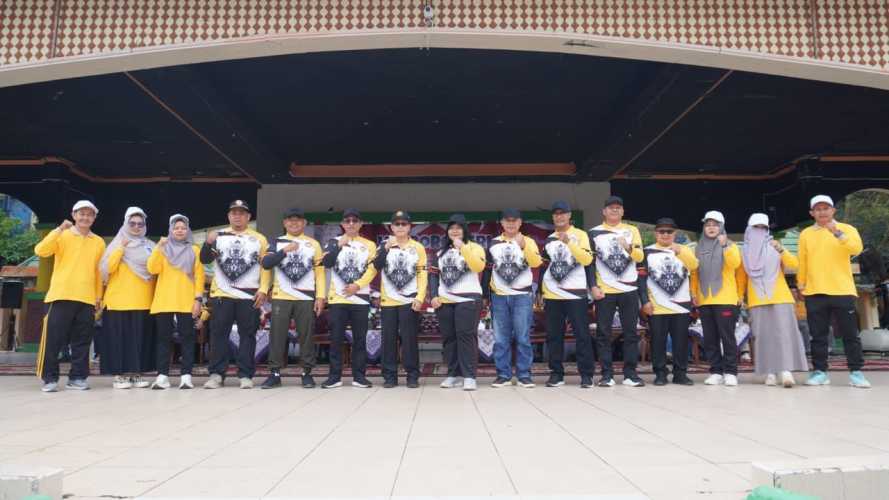 Mewakili Dandim, Danramil 01/Tembilahan Hadir dalam Apel Pembukaan Jambore PGRI dalam rangka Hari Ulang Tahun ke-80 PGRI dan Hari Guru Nasional Tahun 2025