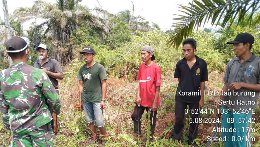 Sertu Ratno Mencegah Potensi Karhutlah di Dusun Mekar Jaya