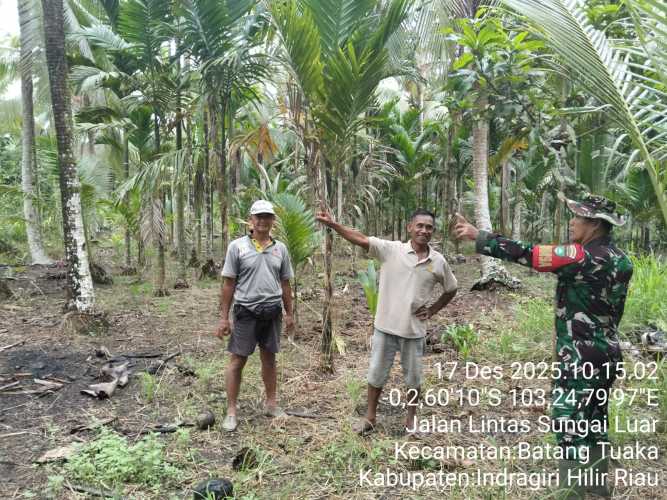 Babinsa Koramil 12/Batang Tuaka, Sertu Fero A. Duha, melaksanakan kegiatan sosialisasi dan patroli pencegahan kebakaran hutan dan lahan (Karhutla)