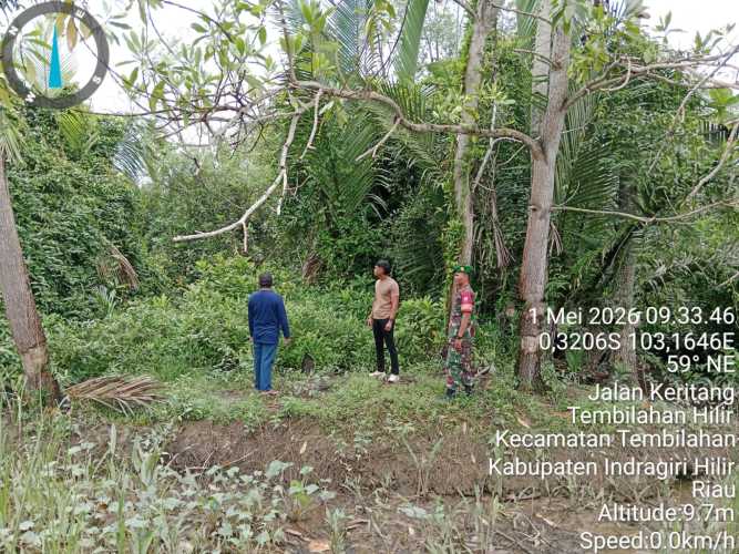 Babinsa Serda Ronald Manalu Turun Langsung di May Day, Edukasi Buruh Tani Cegah Karhutla di Tembilahan Hulu
