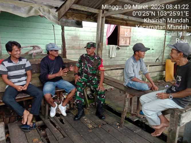 Babinsa Sertu Mistar Lakukan Komsos di Pasar Kaki Lima, Himbau Jaga Keamanan dan Keharmonisan di Bulan Puasa