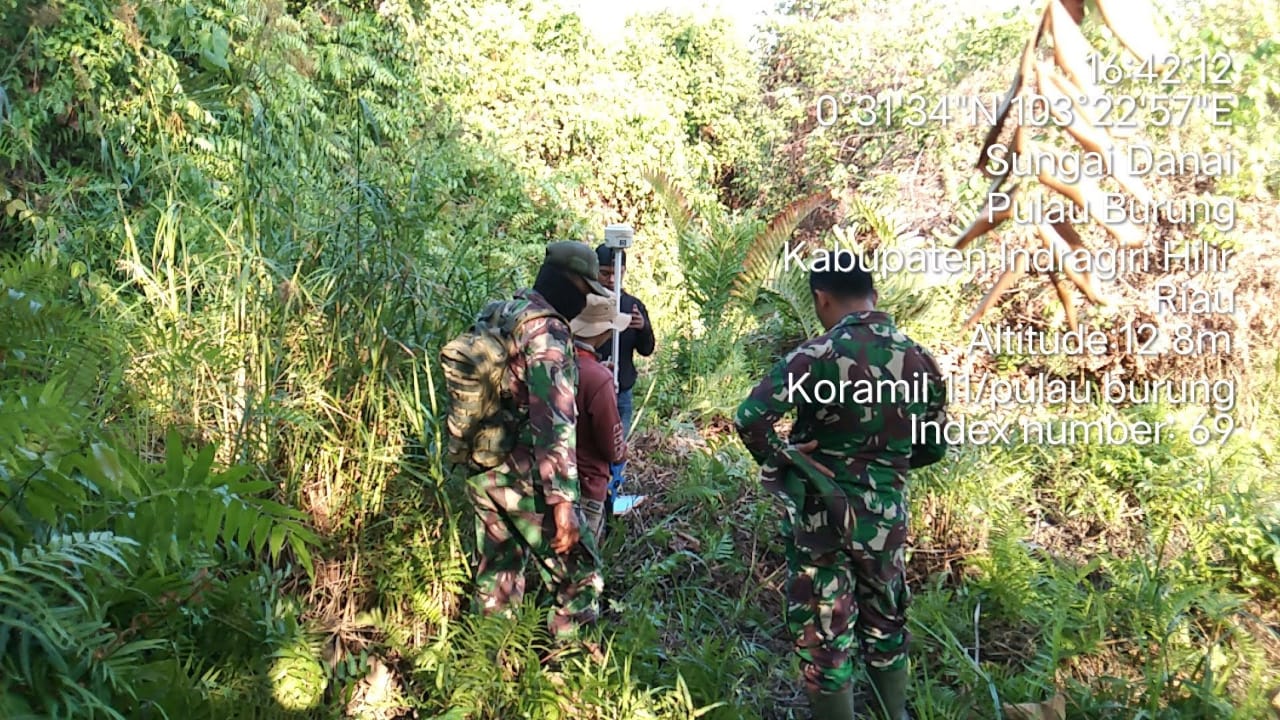 Serda Ratno Babinsa Koramil 11/Pulau burung Menyusuri Daerah  Rawan Karhutlah