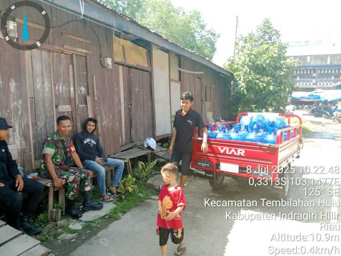 Babinsa Serda Ronald Manalu Laksanakan Komsos dengan Pedagang dan Warga di Pasar
