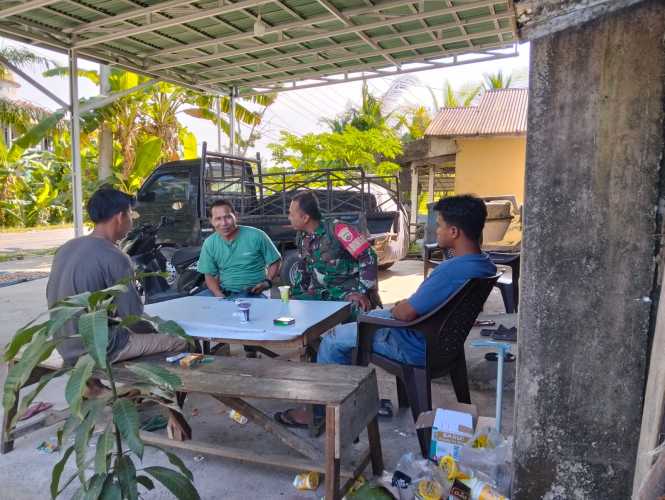 Babinsa Koramil 01/Tembilahan Tingkatkan Komunikasi Sosial dengan Pemuda di Sebwrang Tembilahan