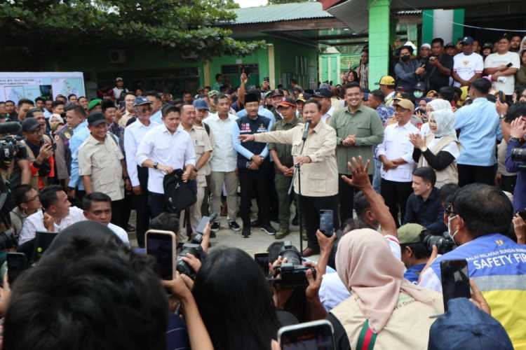 Presiden Prabowo Tinjau Pengungsian Banjir di Langkat: Kami Tidak Akan Meninggalkanmu