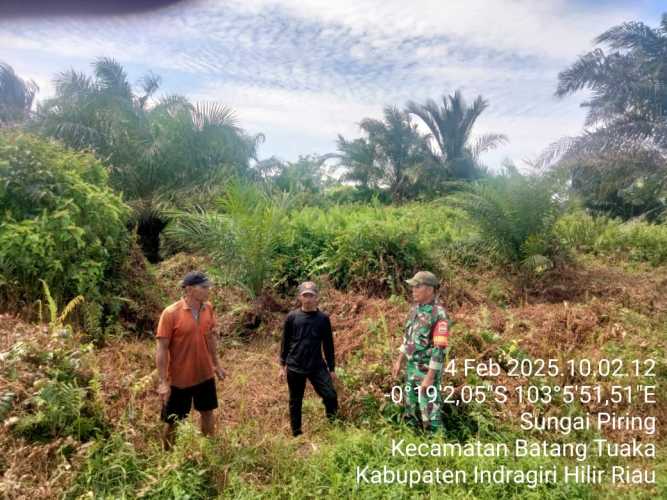 Babinsa Koramil 12/Btk Kodim 0314/Inhil Gelar Patroli dan Sosialisasi Pencegahan Karhutla di Kelurahan Sungai Piring