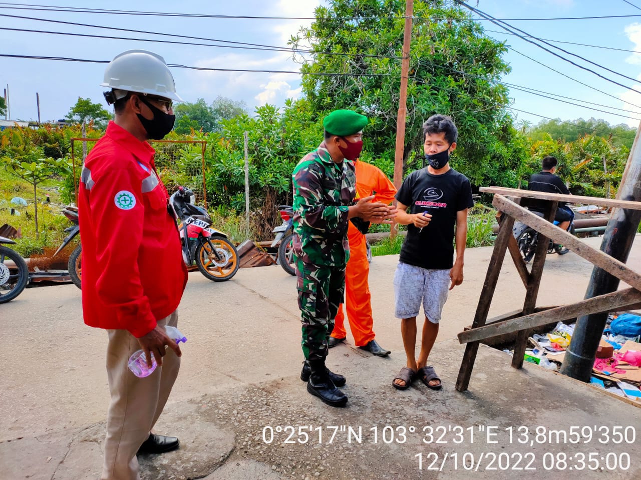 Serda Siswanto  Babinsa Koramil 11/Pulau Burung Gandeng Pihak Perusahaan Patroli Yustisi Protokes