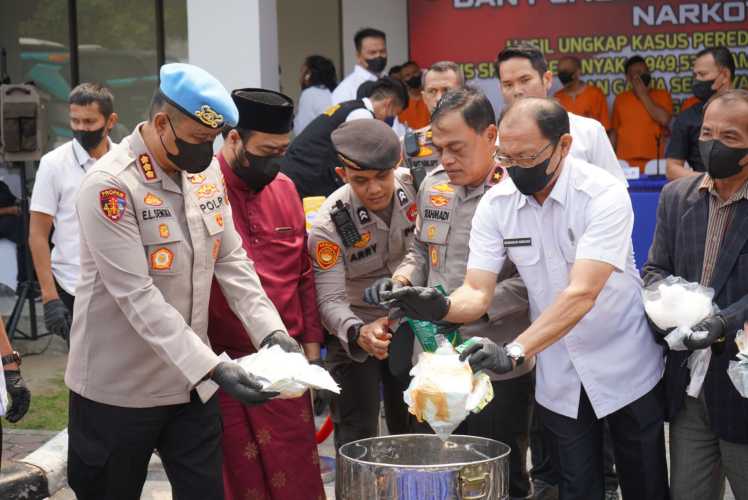 Wakapolda Riau Brigjen Pol K Rahmadi Memimpin Kegiatan Pemusnahan Barang Bukti Narkoba