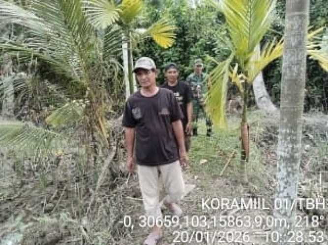 Babinsa Serka Jondri melaksanakan patroli dan sosialisasi tapal batas terpadu sebagai screening wilayah rawan kamtibmas