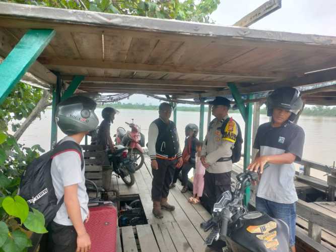 Bhabinkamtibmas Polsek Kempas Serukan Gunakan Hak Pilih di Penyebrangan Sungai.