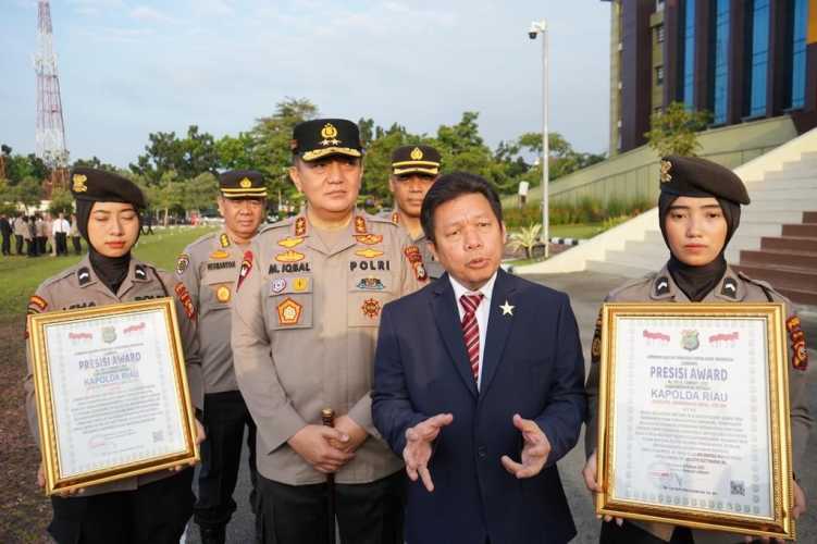 Terima 2 Penghargaan ‘PRESISI AWARD dari LEMPKAPI, Kapolda Riau Irjen Moh Iqbal : Ini Motivasi Sekaligus Vitamin yang Sangat Luar Biasa