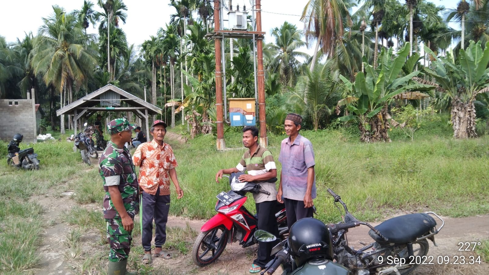 Serda Syafrijon Babinsa Koramil 12/Batang Tuaka Berbaur Dengan Warga