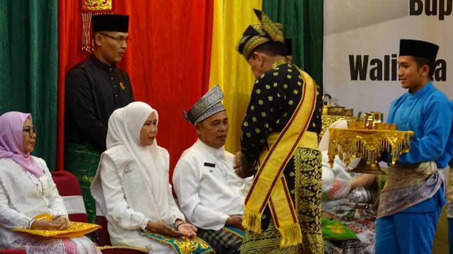 Bupati Inhil H.Herman dan Wakil Bupati Yuliantini bersama Gubernur dan Bupati/Walikota Se-Riau Jalani Prosesi Tepuk Tepung Tawar