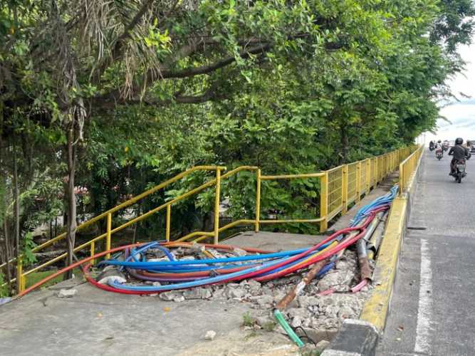 Tegas! Pemprov Riau Putus 4 Kabel Liar di Jalur Pejalan Kaki Jembatan Siak I