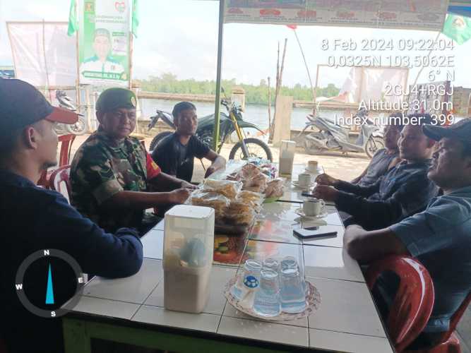 Pemilu Semakin Dekat,Babinsa Pandu Warganya Untuk Menyoblos