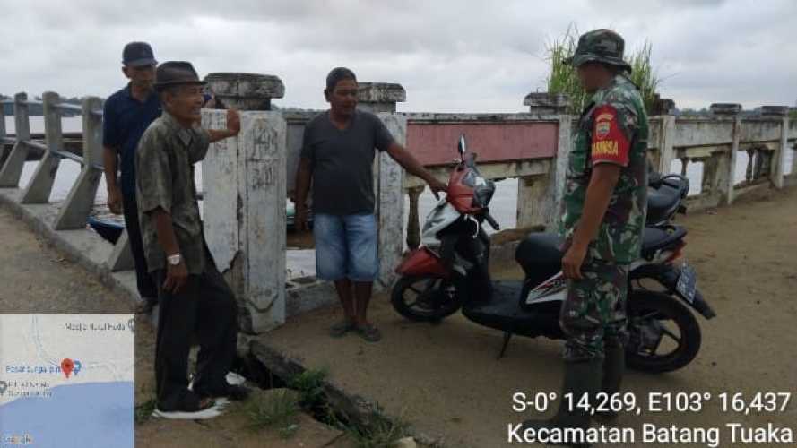 Sertu Januar Efendi Jaga Keselamatan Penumpang di Dermaga Pelabuhan