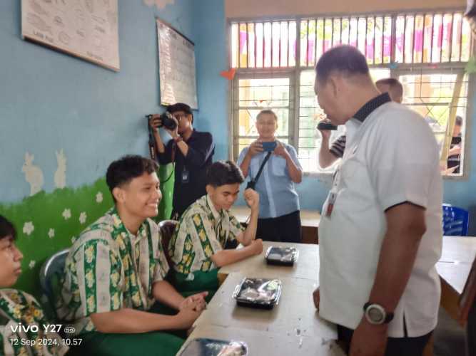 Pemko Pekanbaru Uji Coba Makan Gratis ke SMPN 32 dan SDN 68