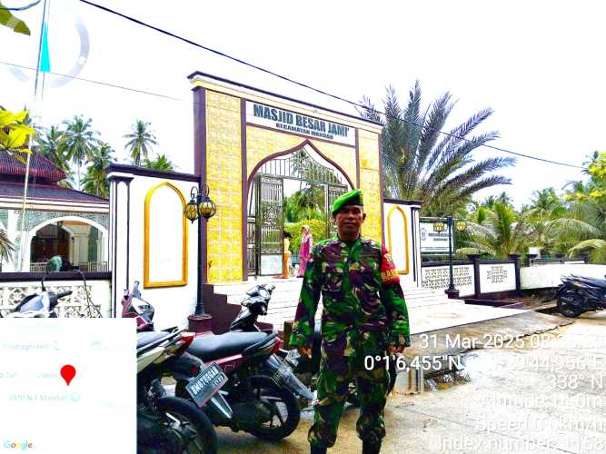 Babinsa Koramil 08/Mandah Kawal Khidmat Sholat Idul Fitri 1446 H di Kecamatan Mandah