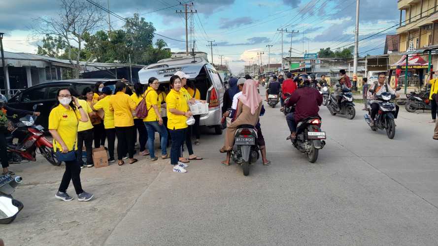 Pererat Persaudaraan, Wanita Buddhis Indonesia Ranting Tembilahan Lakukan Bhakti Sosial