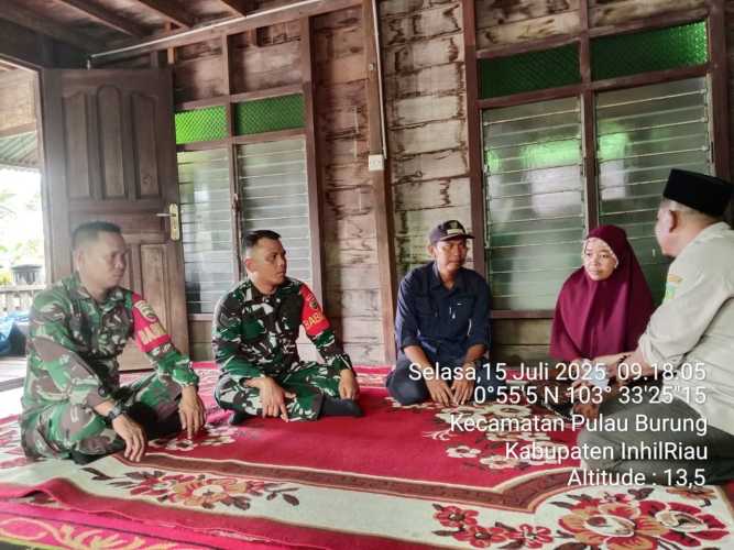 Dengan Interaksi Sosial, Babinsa Pulau Burung Memberikan Kesadaran Warga Akan Kamtibmas