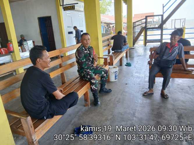 Melalui Komduk, Babinsa Pulau Burung Bangun Kebersamaan dengan Buruh Bongkar Muat Pelabuhan