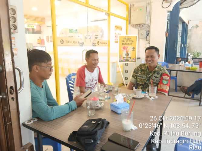 Babinsa Serda Hendra Mantapkan Kemampuan Sosial Warga Pulau Burung Demi Keamanan dan Kerukunan Lingkungan