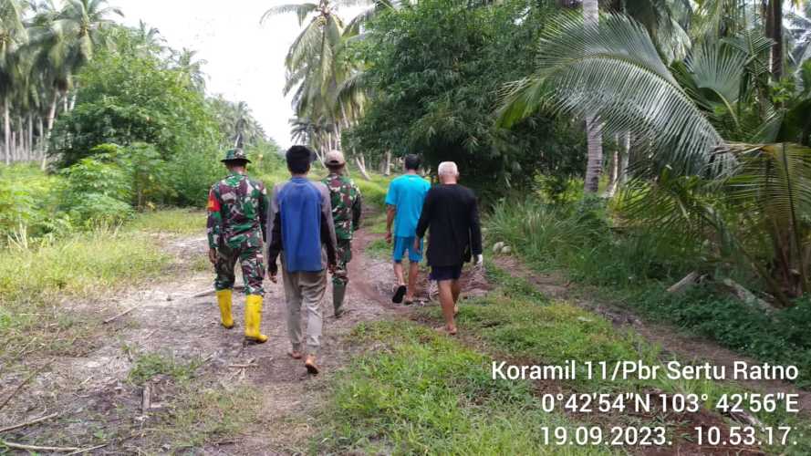 Bersama Warga Setempat, Personil Koramil Melaksanakan Pemantauan Wilayah Rawan Karhutlah