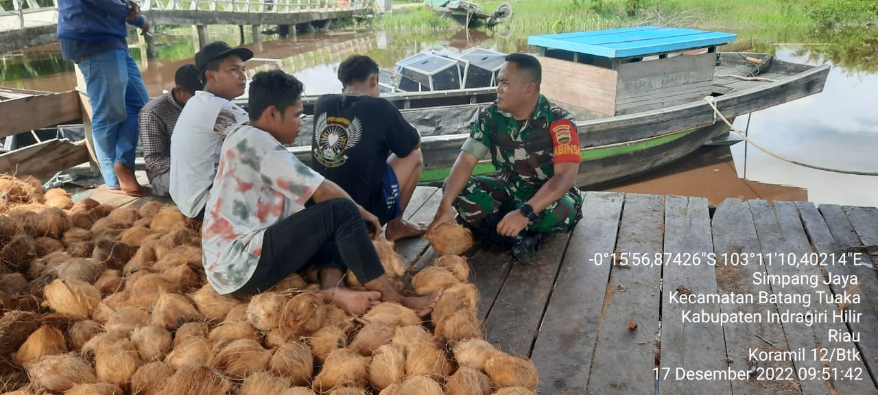 Babinsa Selalu Perhatian Kepada Petani Kelapa