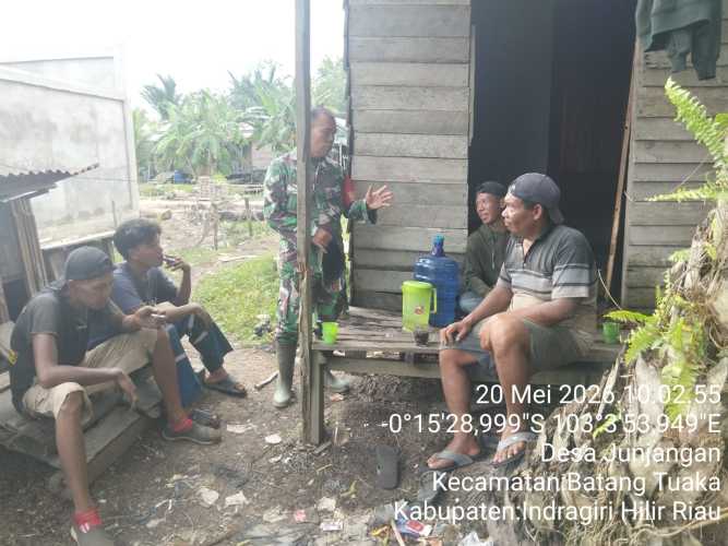 Babinsa Sungai Junjangan Ajak Warga Budayakan Warisan Gotong Royong Nenek Moyang