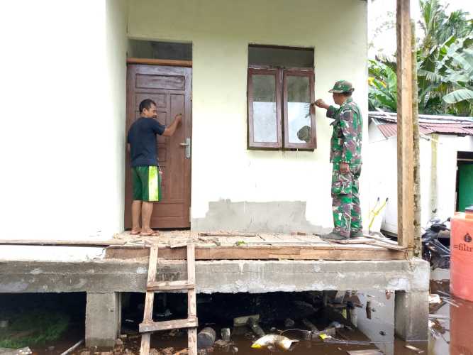 Serda Syafrijon Personil Koramil 12/Btk Turun Langsung Rehab Rumah Layak Huni Program TMMD Ke-123