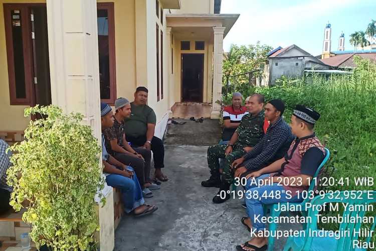 Masih Suasana Lebaran, Babinsa Gelar Silaturahmi di Tembilahan Hilir