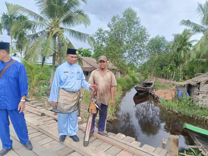 Langsung ke Lokasi, Camat Batang Tuaka Kawal Perbaikan Jembatan Nipah Kuning”