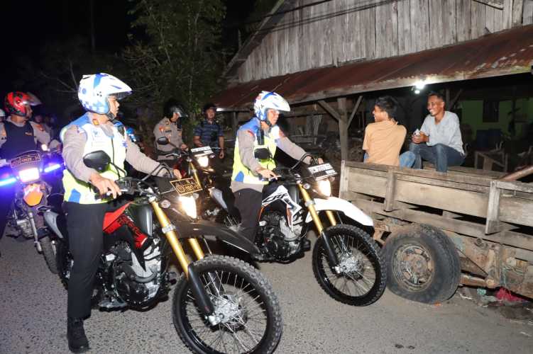 Kapolres Inhil Menyapa Warga dalam Patroli Malam Blue Light