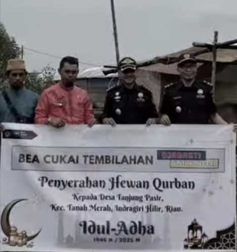 Bea Cukai Tembilahan Serahkan Hewan Qurban ke Desa Tanjung Pasir