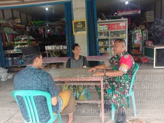 Babinsa Koramil 01/Tbh Gelar Komsos di Parit Lajar