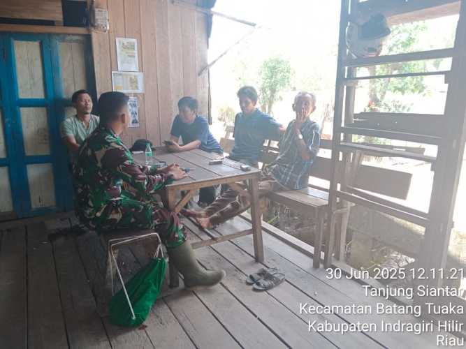 Babinsa Desa Tanjung Siantar Perkuat Kebersamaan Melalui Komsos