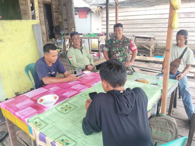 Babinsa Sungai Intan Adaptif Hadapi Musim Hujan dan Lonjakan Harga, Komduk Jadi Solusi Dekatkan TNI dengan Warga