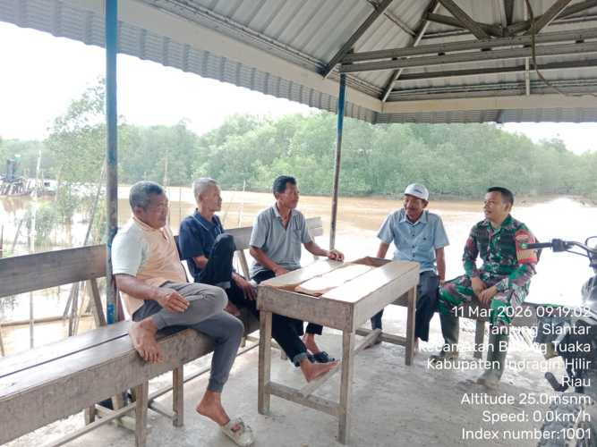 Babinsa Tanjung Siantar Laksanakan Komsos Pererat Silaturahmi dengan Warga