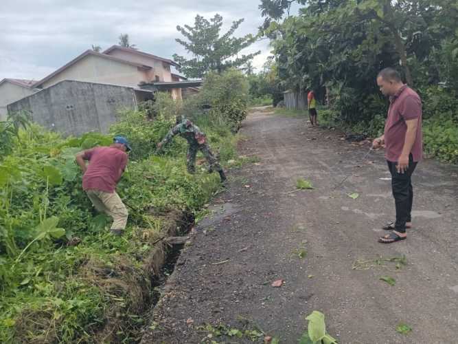 Babinsa Sertu Deni Sutrisno Pimpin Bakti Kebersihan di Lingkungan Perumahan
