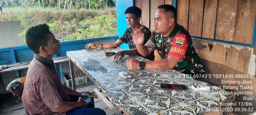 Babinsa Berikan Perhatian Kepada Kebersihan Lingkungan