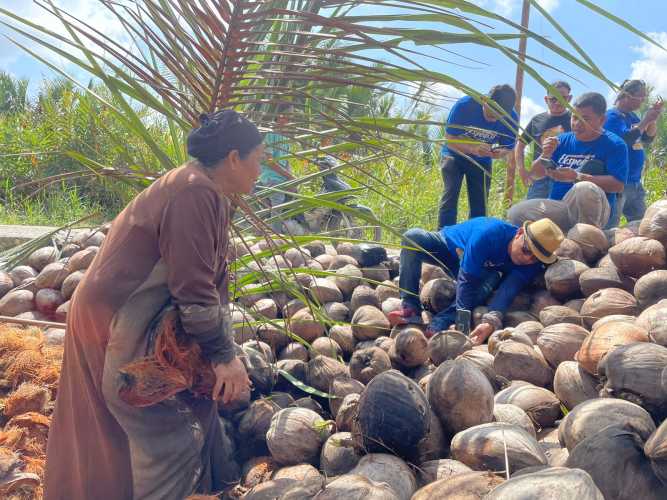 Peserta LKTJ Raja Ali Kelana Gali Informasi Seputar Pengelolaan Kelapa Rakyat dan Destinasi Wisata Religi di Desa Teluk Dalam