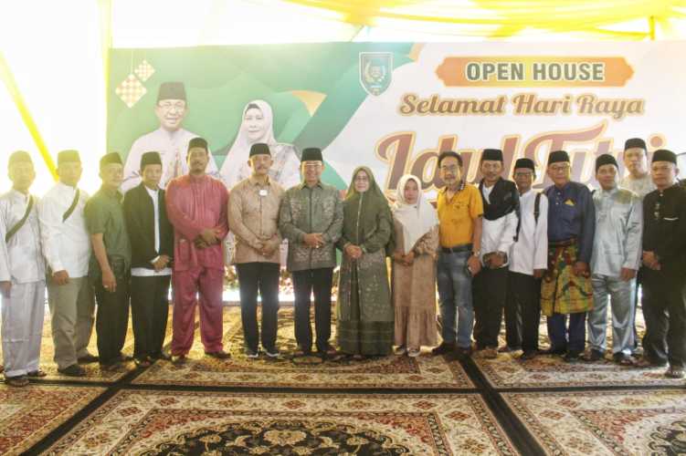 Setelah 3 Tahun Pandemik Covid -19,Baru Tahun Ini Bupati Inhil Gelar Open House di Kediamannya