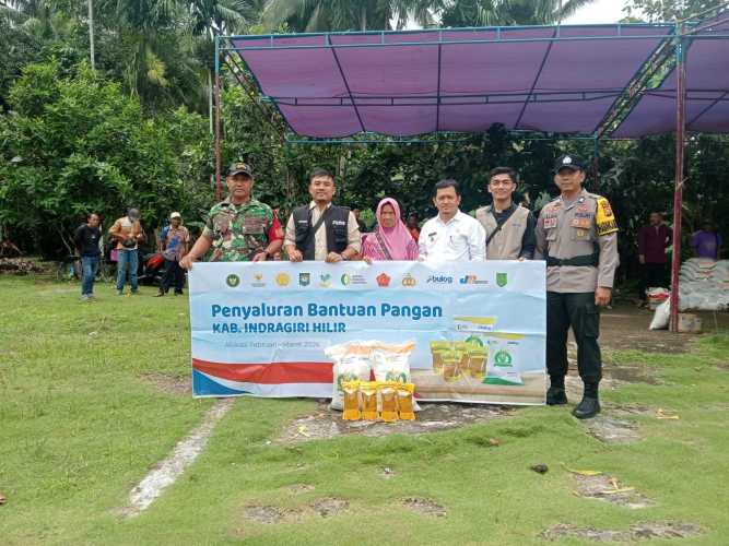Pemerintah Desa Sungai Intan Salurkan Bantuan Pangan, Warga Antusias Terima Beras dan Minyak Goreng