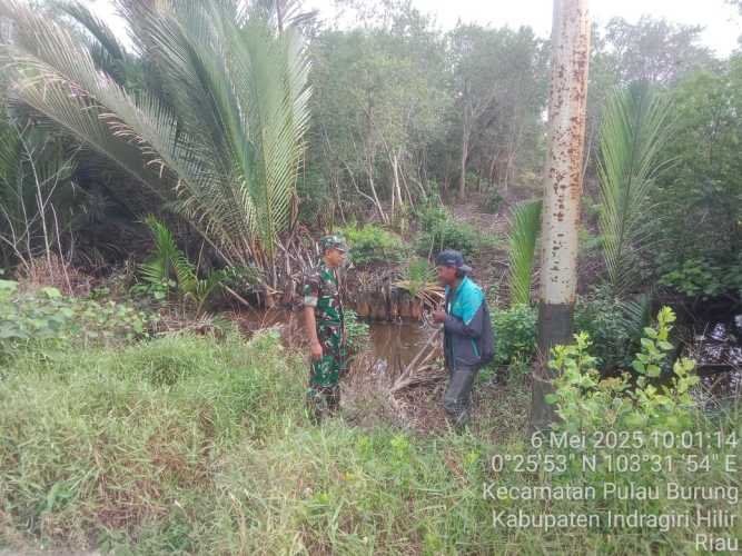 Babinsa Koramil 11/PBR Lakukan Patroli Cegah Karhutla di Desa Keramat Jaya
