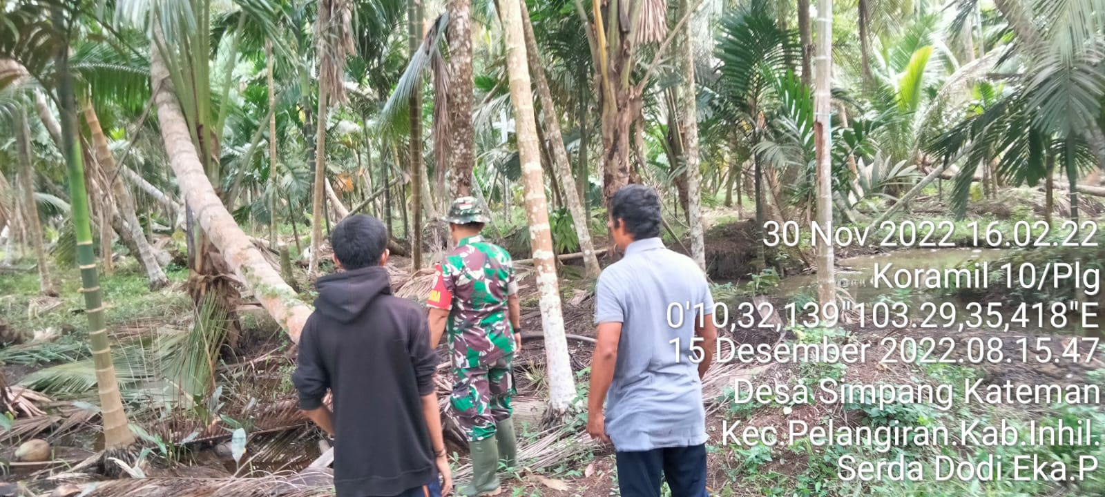 Babinsa Simpang Kateman Karyakan Warga