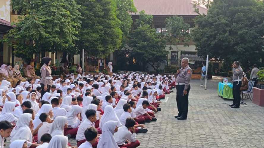 Polisi di Riau Tanamkan Disiplin dan Kepedulian Lingkungan di SDN 36 Pekanbaru