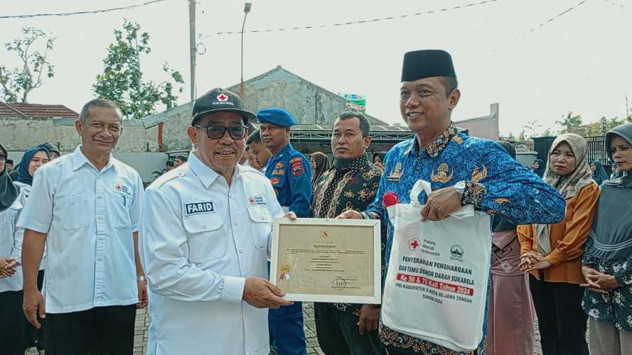 PMI Bagikan Ratusan Kacamata Gratis Dan Paket Sembako Di Hari Jadi Ke_79