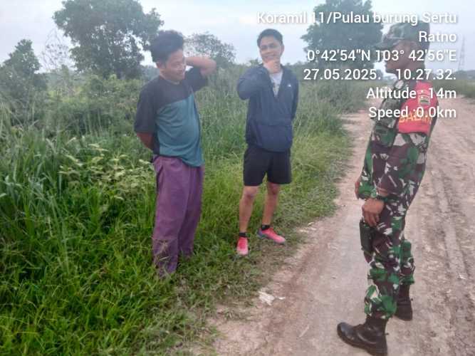 Babinsa Koramil 11/PBR Aktif Cegah Karhutla dengan Patroli Dialogis di Desa Bukit Sari Intan Jaya